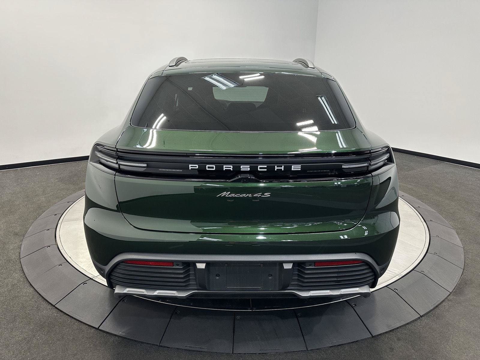 Certified 2025 Porsche Macan 4S Electric AWD/4WD image 6