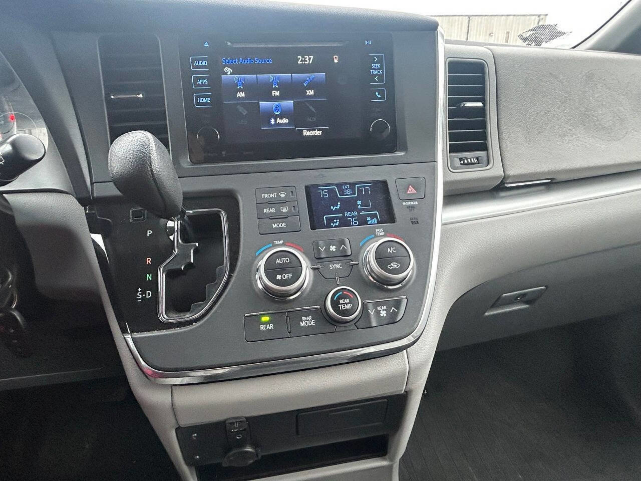 Used 2017 Toyota Sienna LE image 5