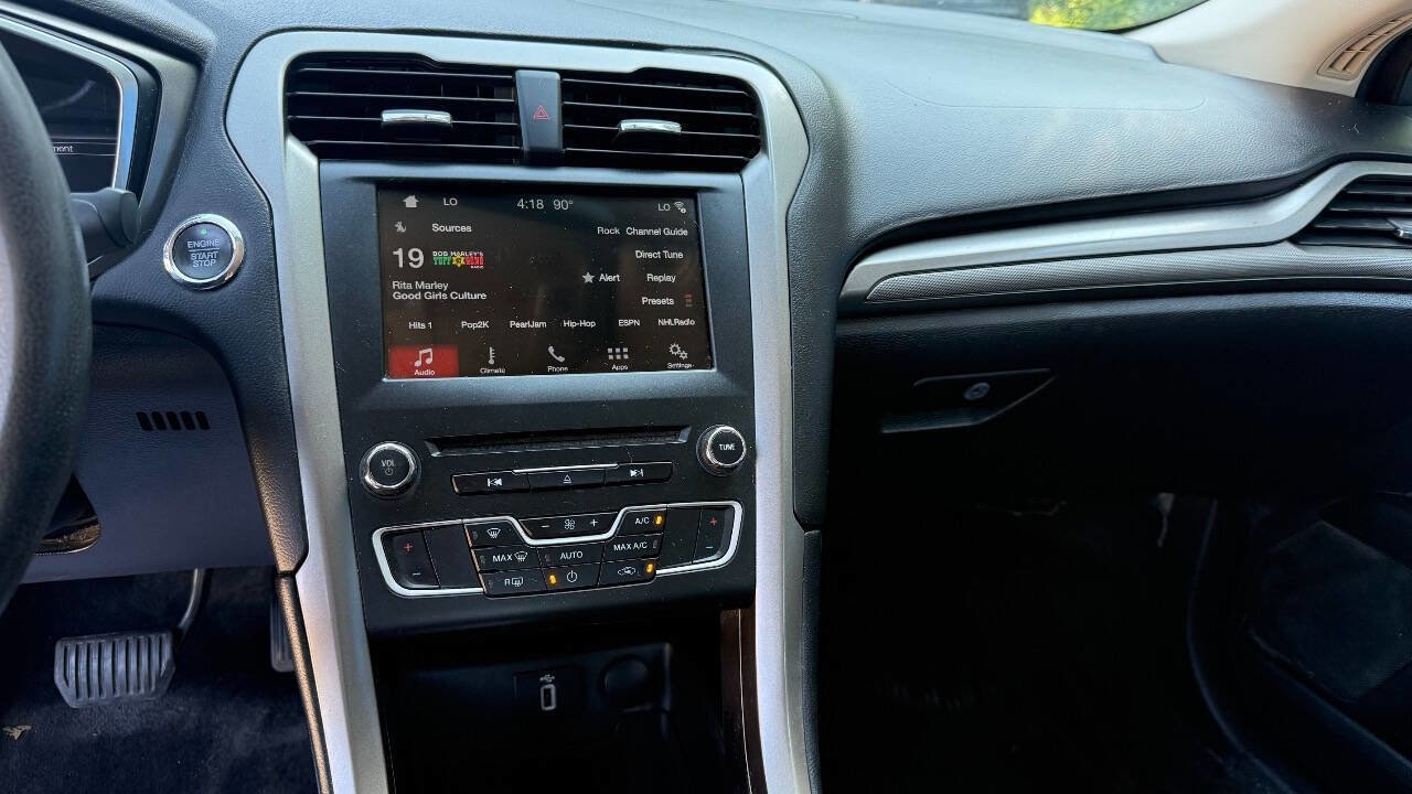 Used 2017 Ford Fusion SE w/ Fusion SE Technology Package image 16