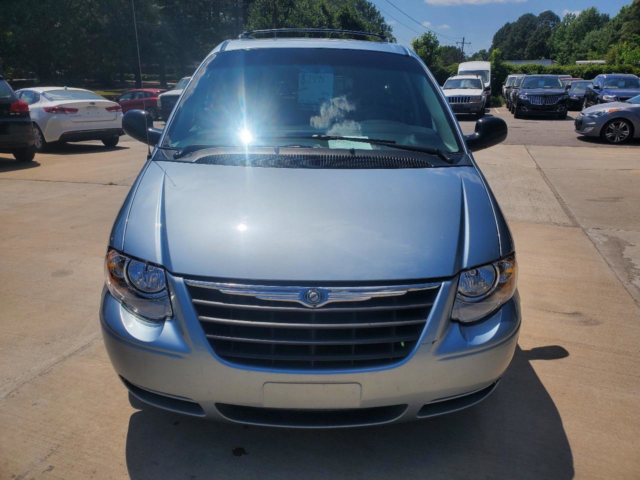 Used 2005 Chrysler Town & Country Touring FWD image 2