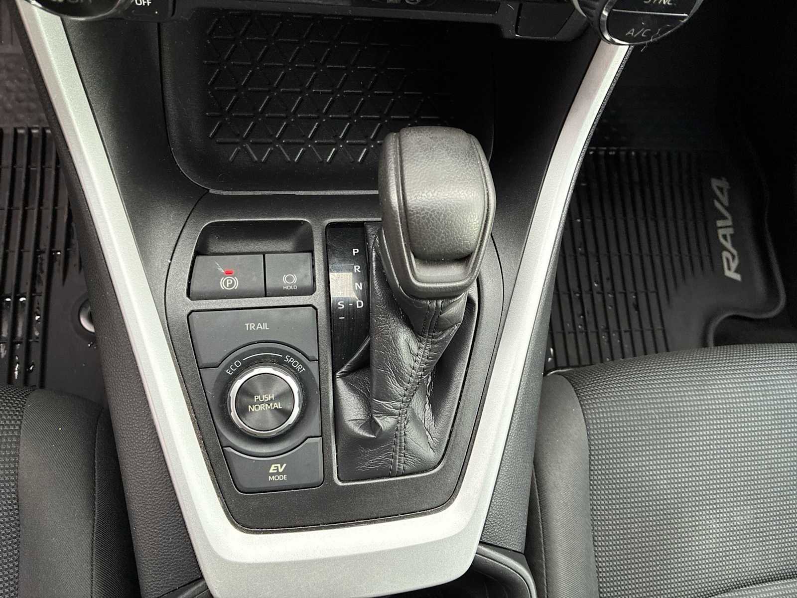 Used 2020 Toyota RAV4 LE image 20