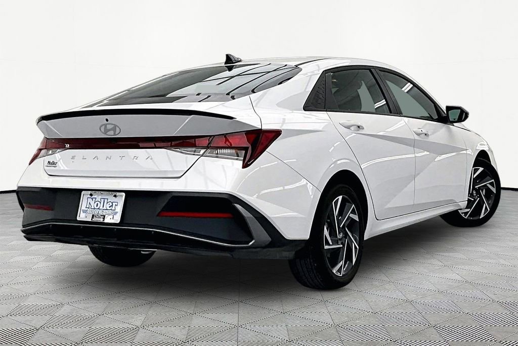 Used 2025 Hyundai Elantra Sport FWD image 2