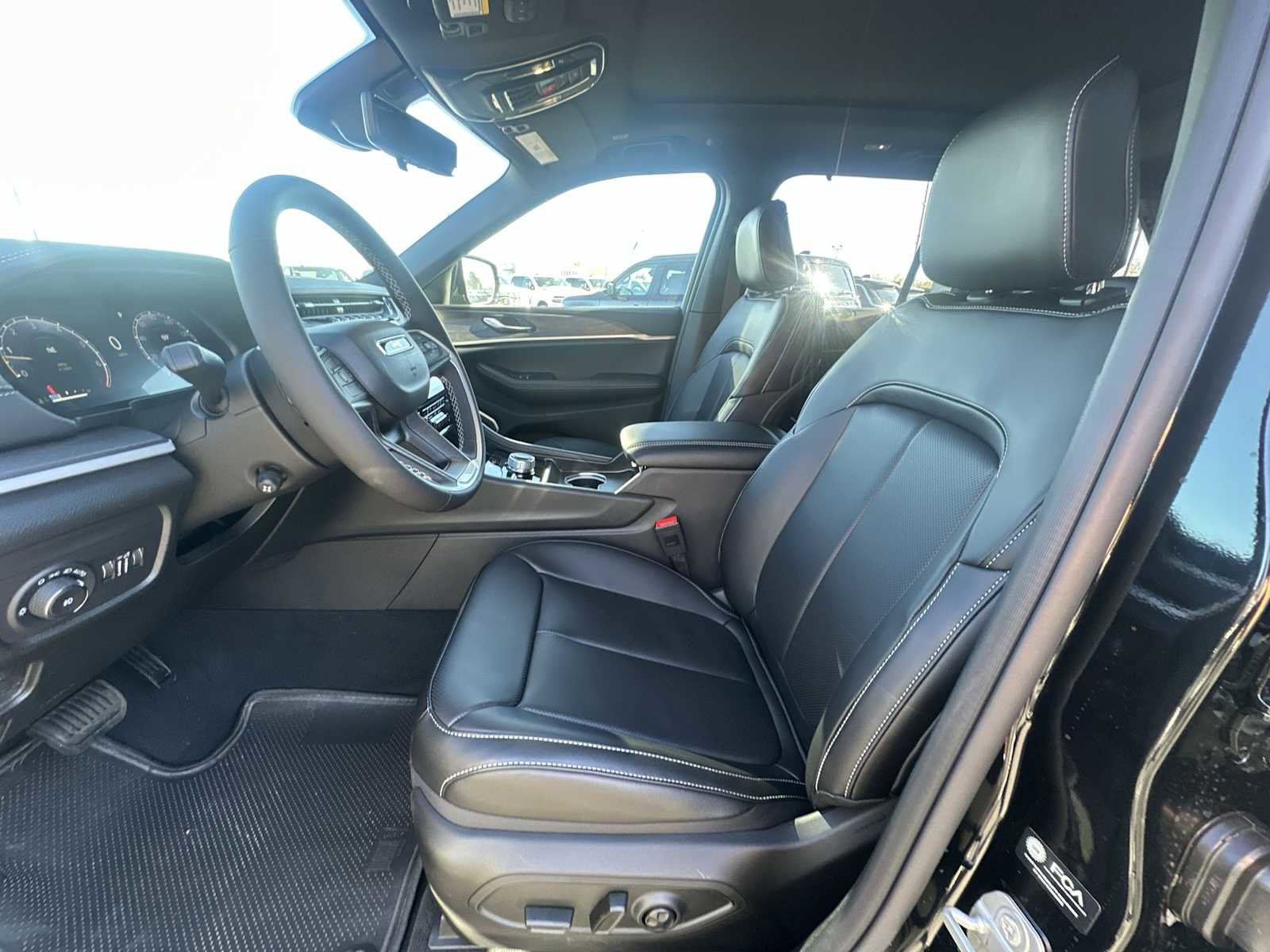 New 2025 Jeep Grand Cherokee Limited w/ Luxury Tech Group II image 13