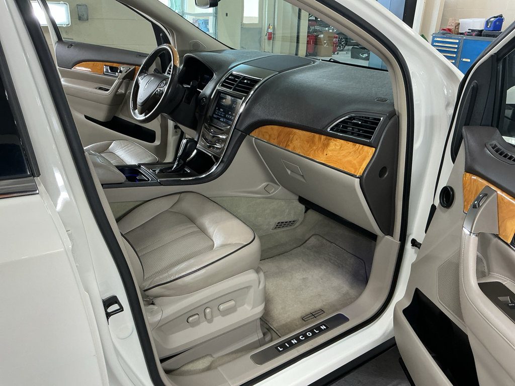 Used 2012 Lincoln MKX AWD image 16