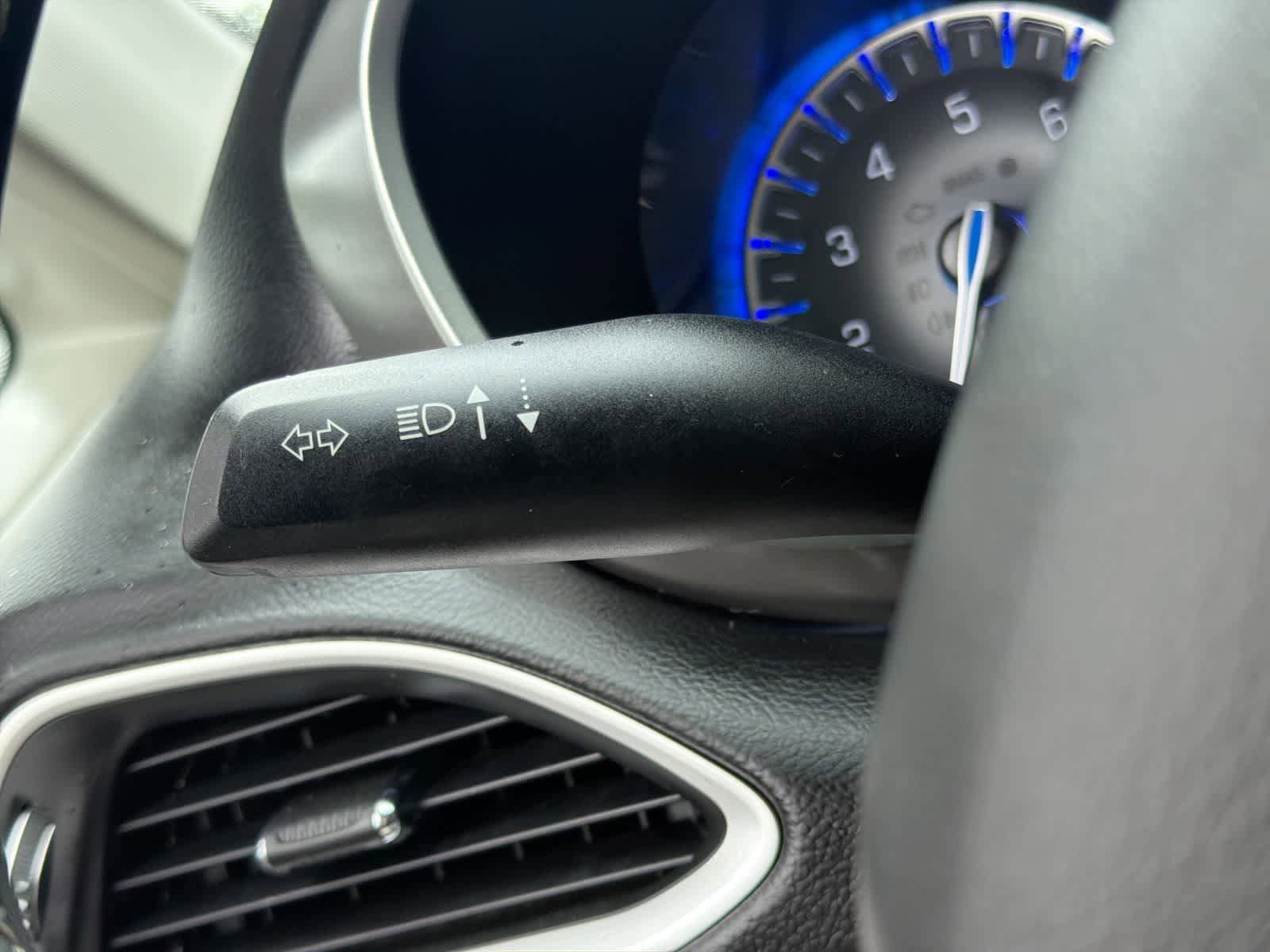 Used 2022 Chrysler Pacifica Touring-L FWD image 27