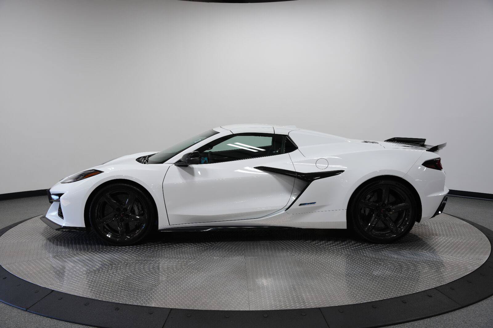 Used 2025 Chevrolet Corvette E-Ray w/ Stealth Interior Trim Package AWD/4WD image 5