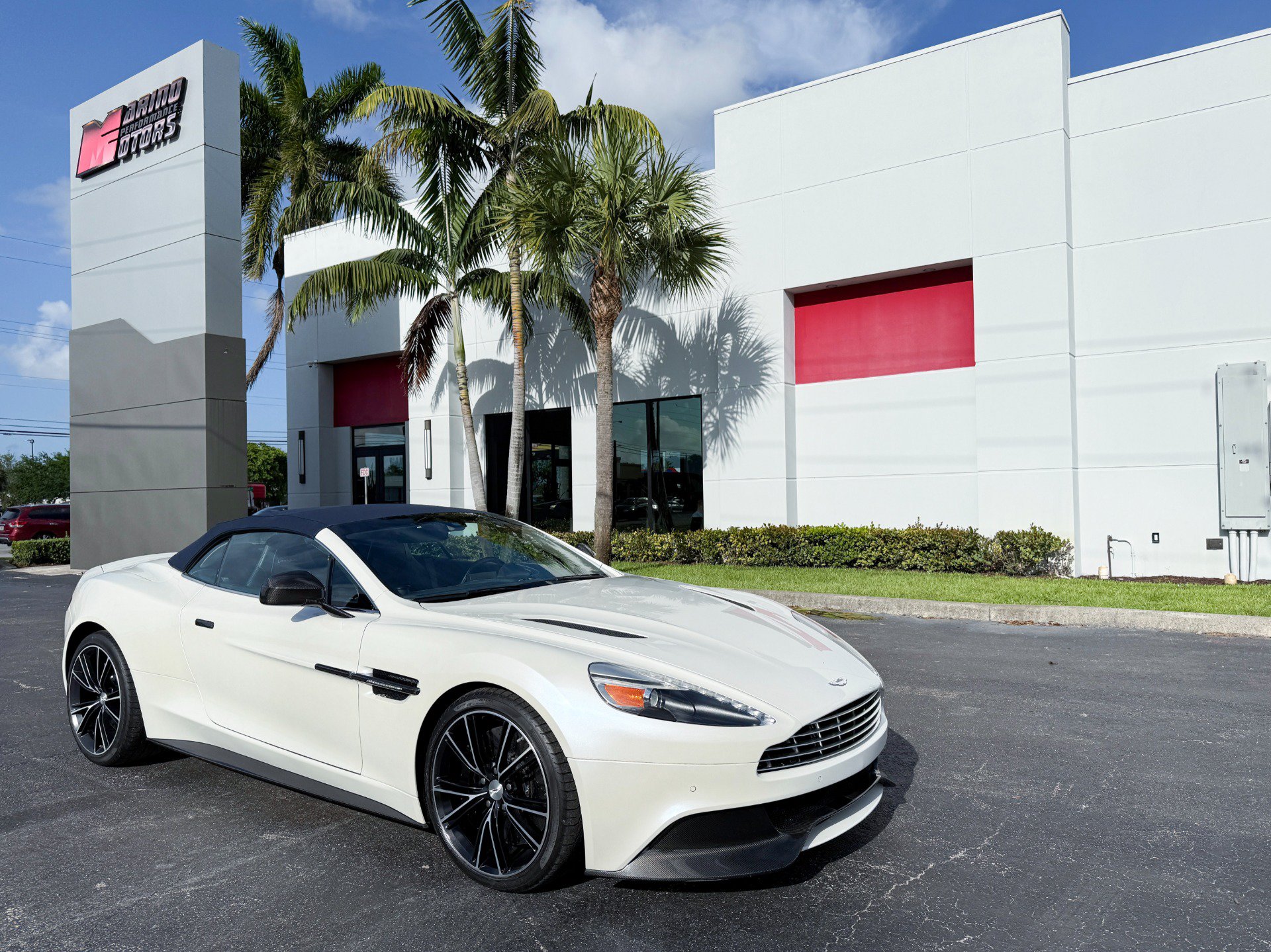 Used 2014 Aston Martin Vanquish Volante RWD image 17