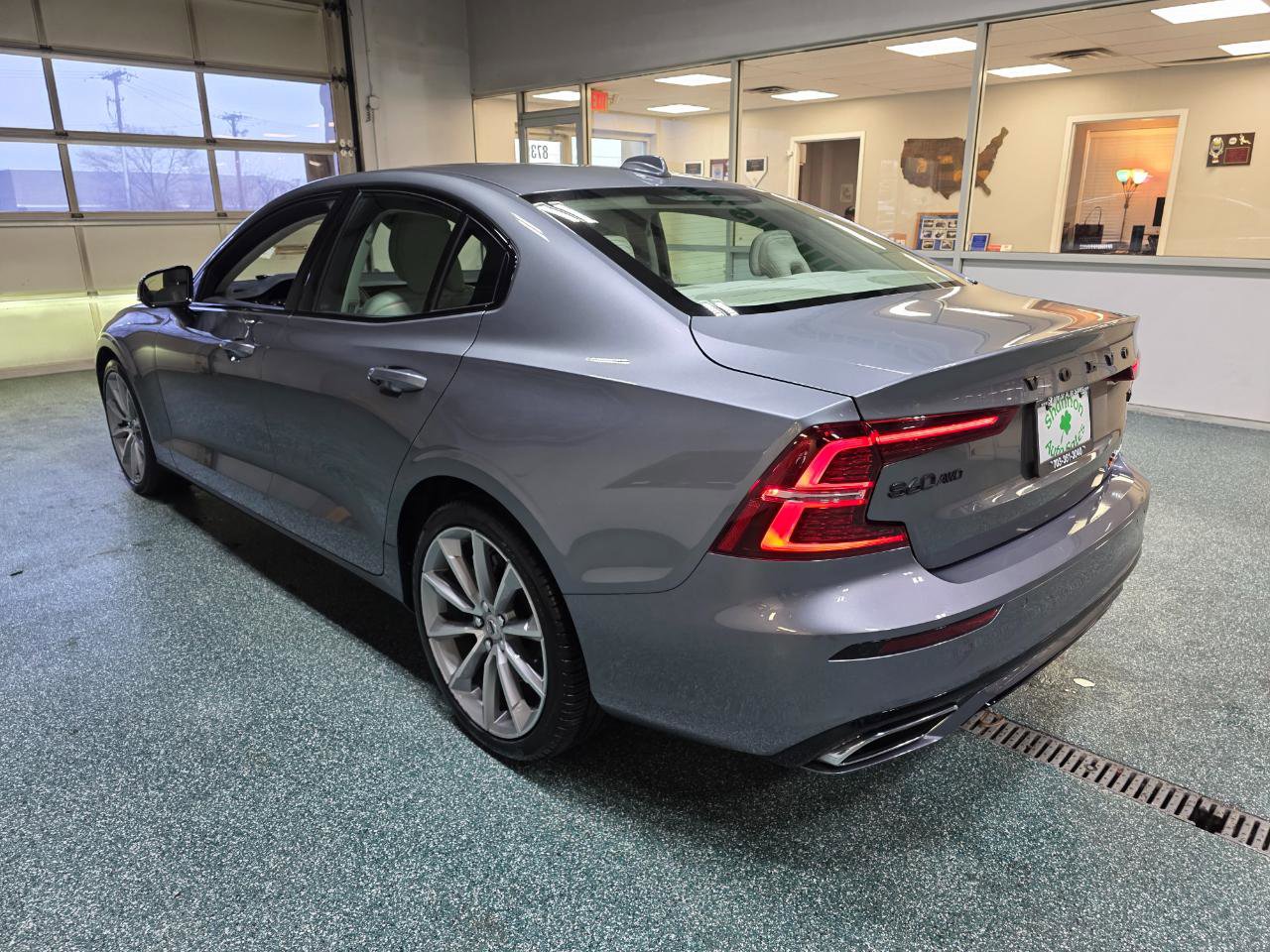 Used 2021 Volvo S60 T5 Momentum w/ Premium Package image 9