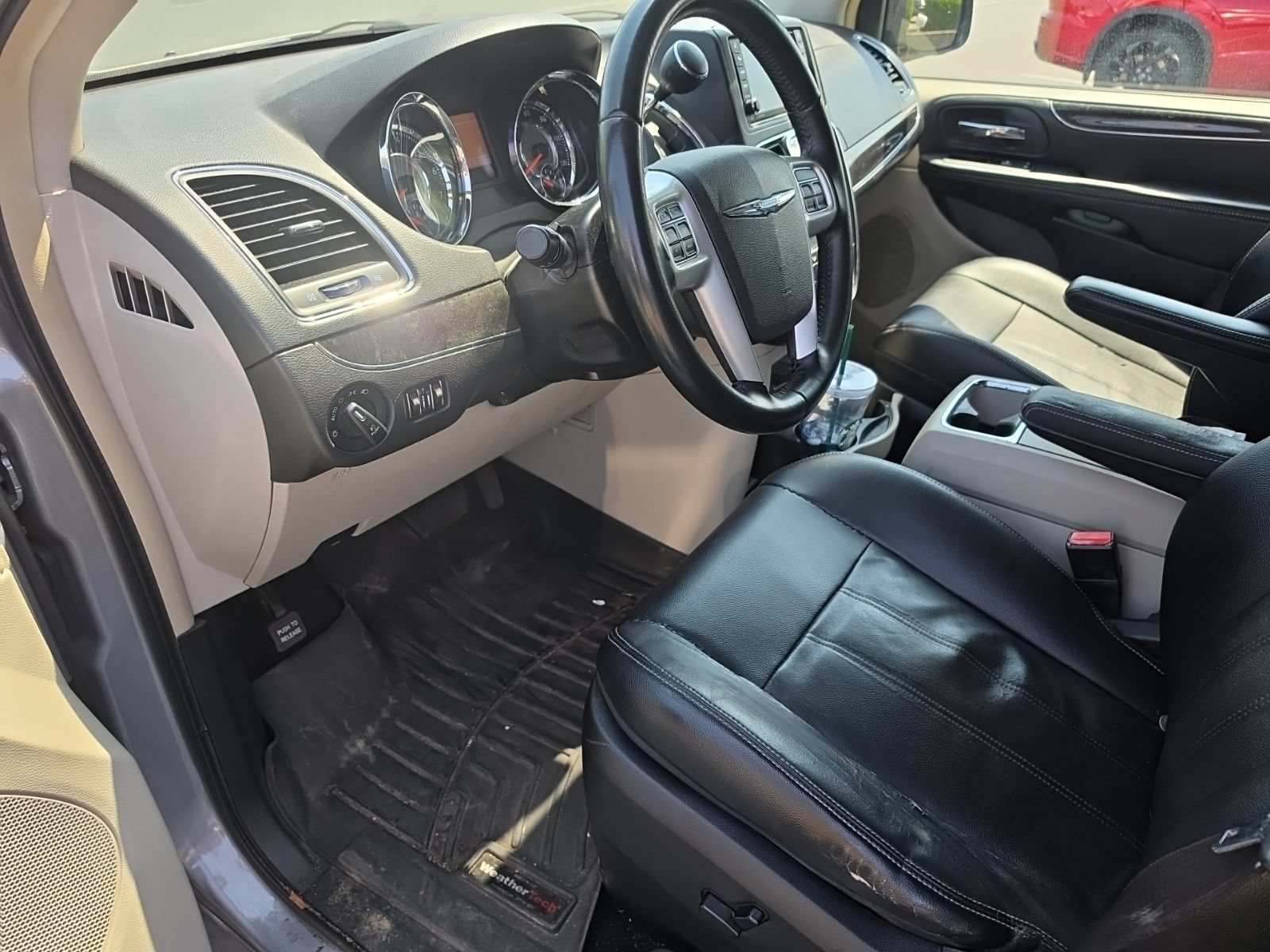 Used 2014 Chrysler Town & Country Touring FWD image 8
