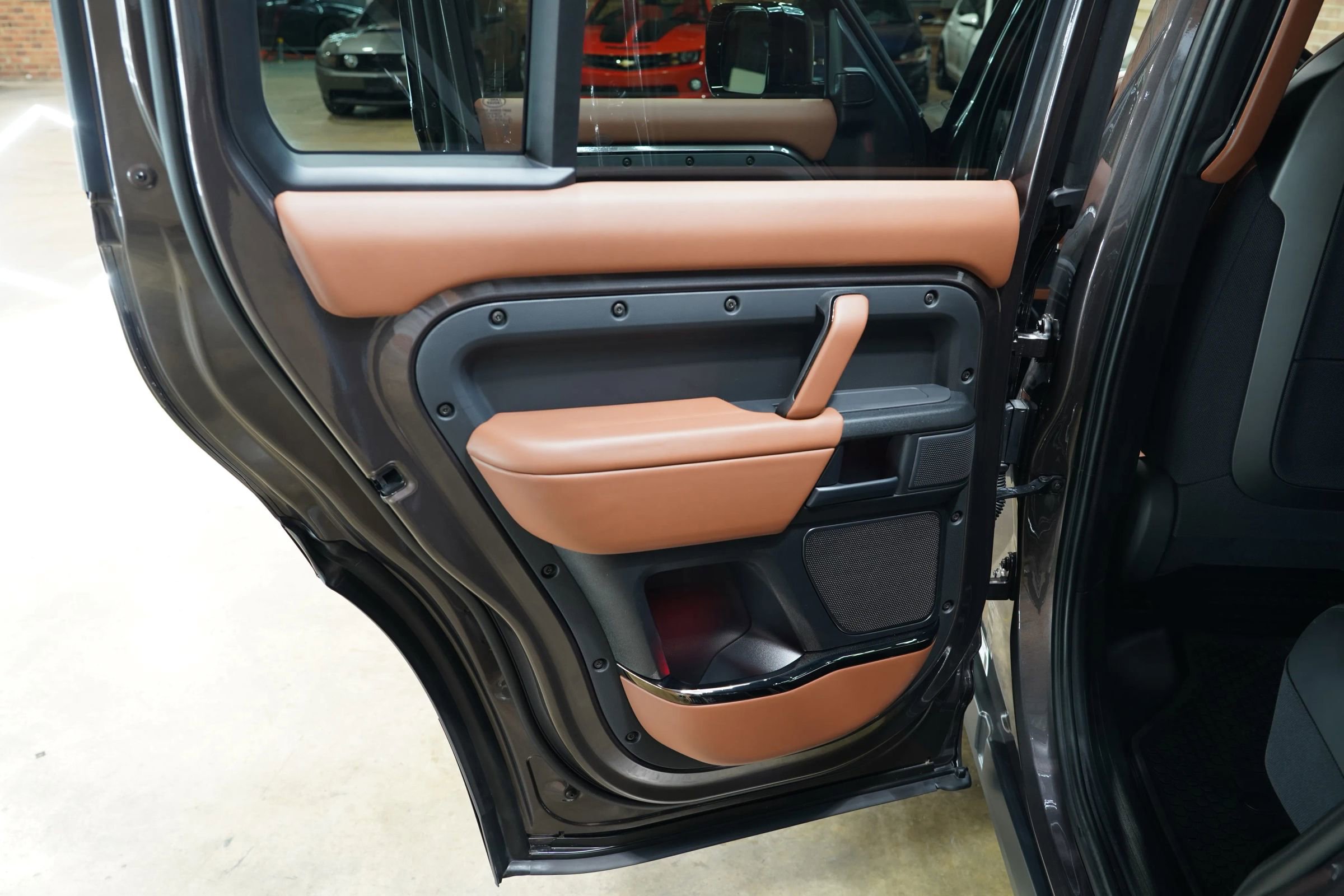 Used 2025 Land Rover Defender 110 image 54