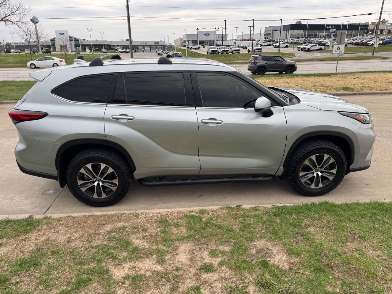 Used 2020 Toyota Highlander XLE AWD/4WD image 6