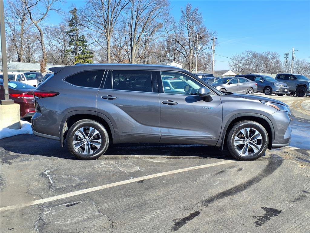 Certified 2021 Toyota Highlander XLE image 2