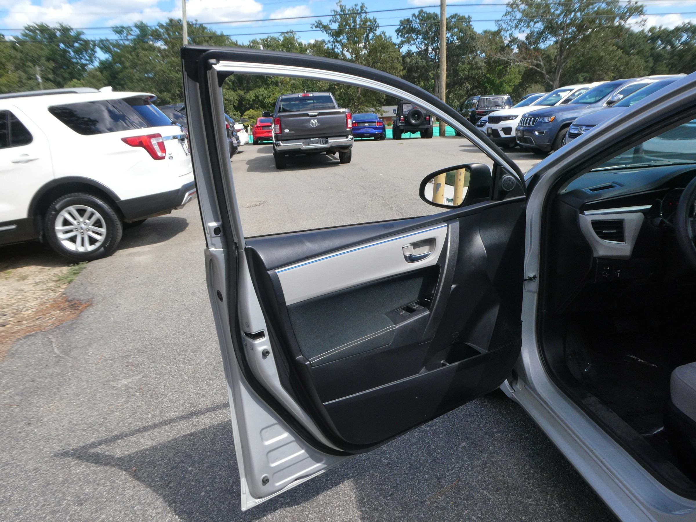 Used 2015 Toyota Corolla LE FWD image 11