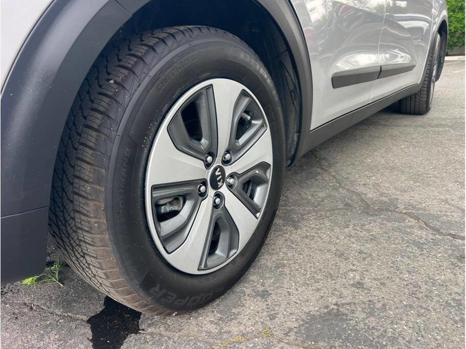 Used 2021 Kia Niro LX image 11