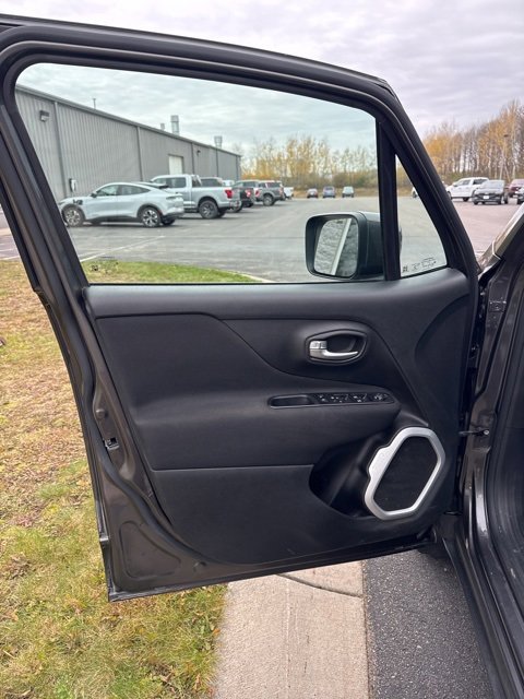 Used 2020 Jeep Renegade Latitude w/ Cold Weather Group image 13