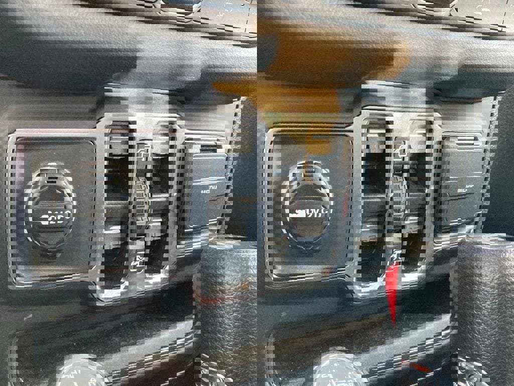 Used 2025 Jeep Wrangler Unlimited Sahara image 22