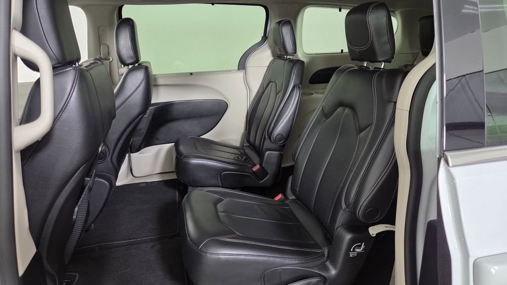 Used 2022 Chrysler Pacifica Touring-L image 30