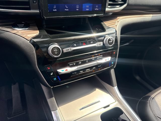 Used 2022 Ford Explorer Limited w/ Equipment Group 301A AWD/4WD image 17