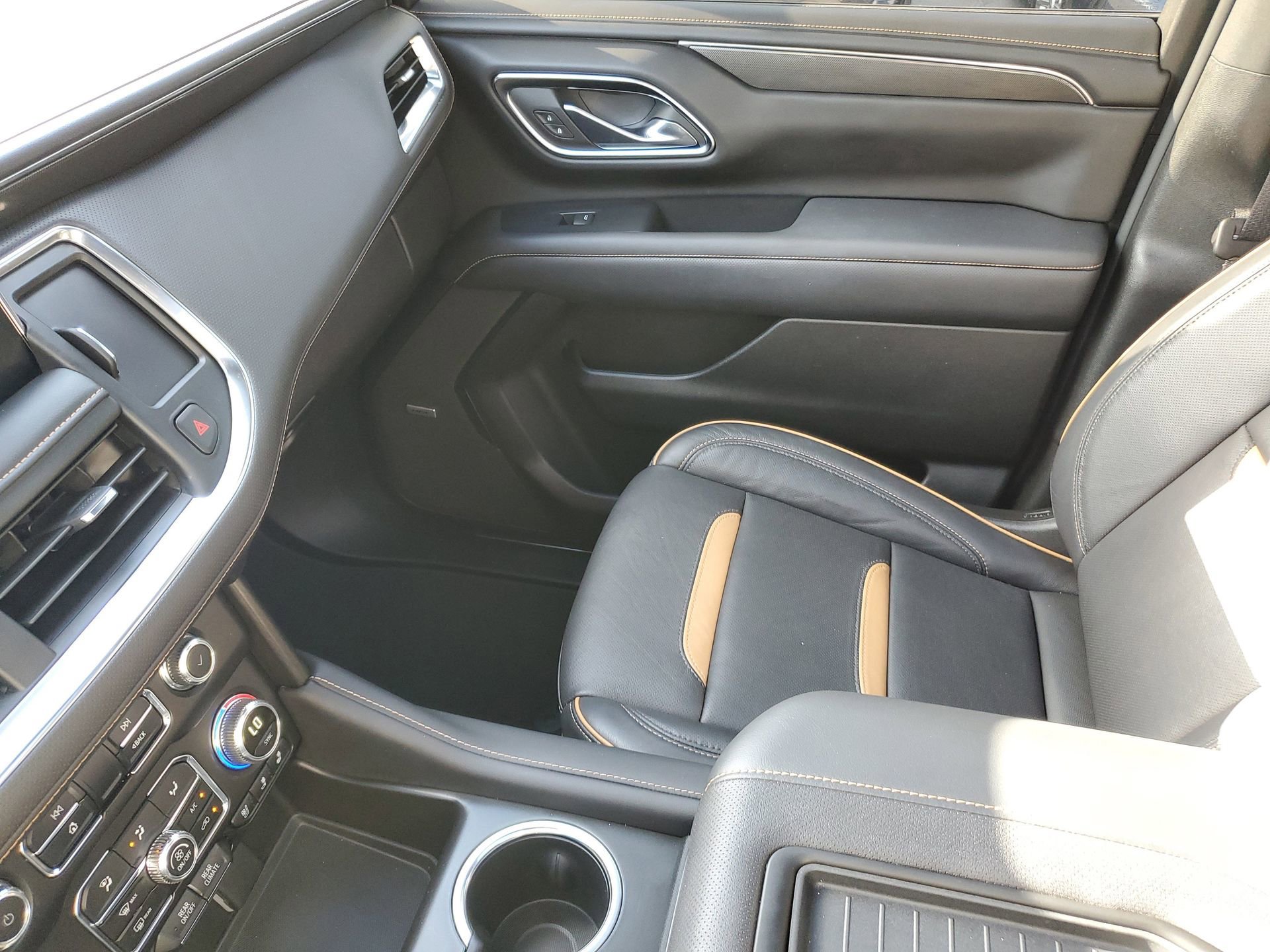 Used 2024 GMC Yukon AT4 w/ Technology Package image 29