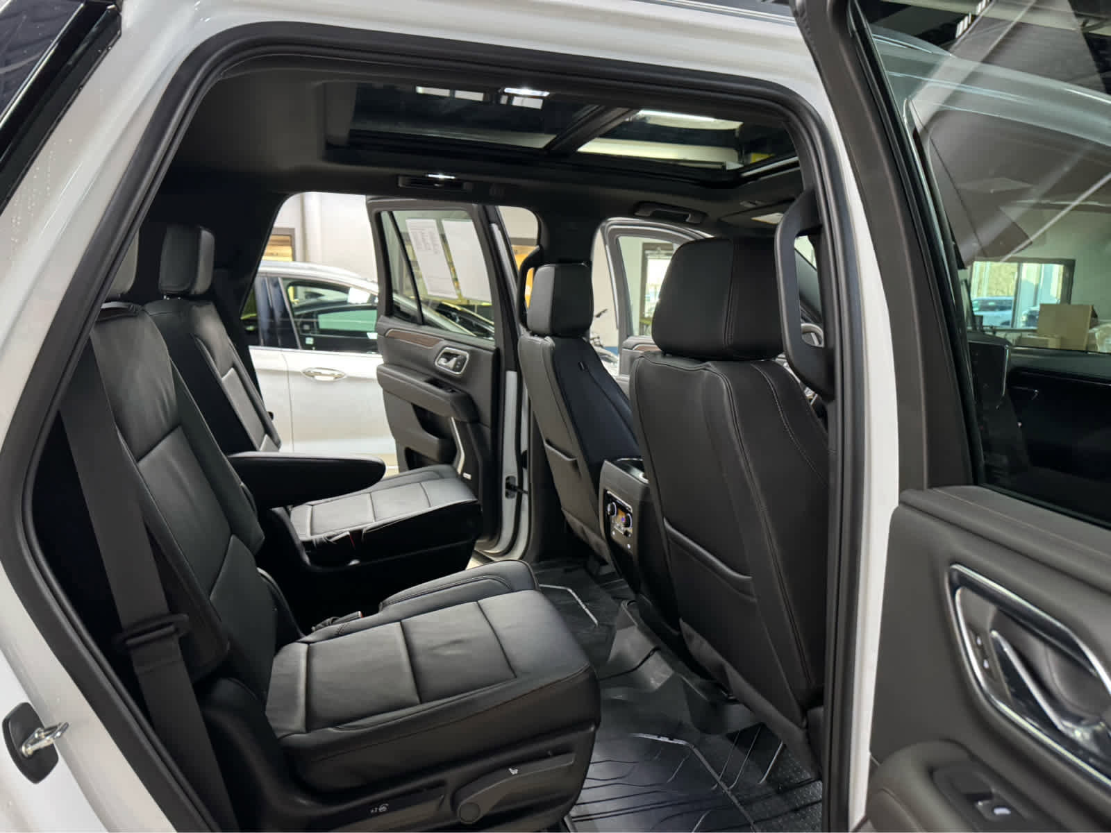 Certified 2024 Chevrolet Tahoe High Country w/ Premium Package image 13