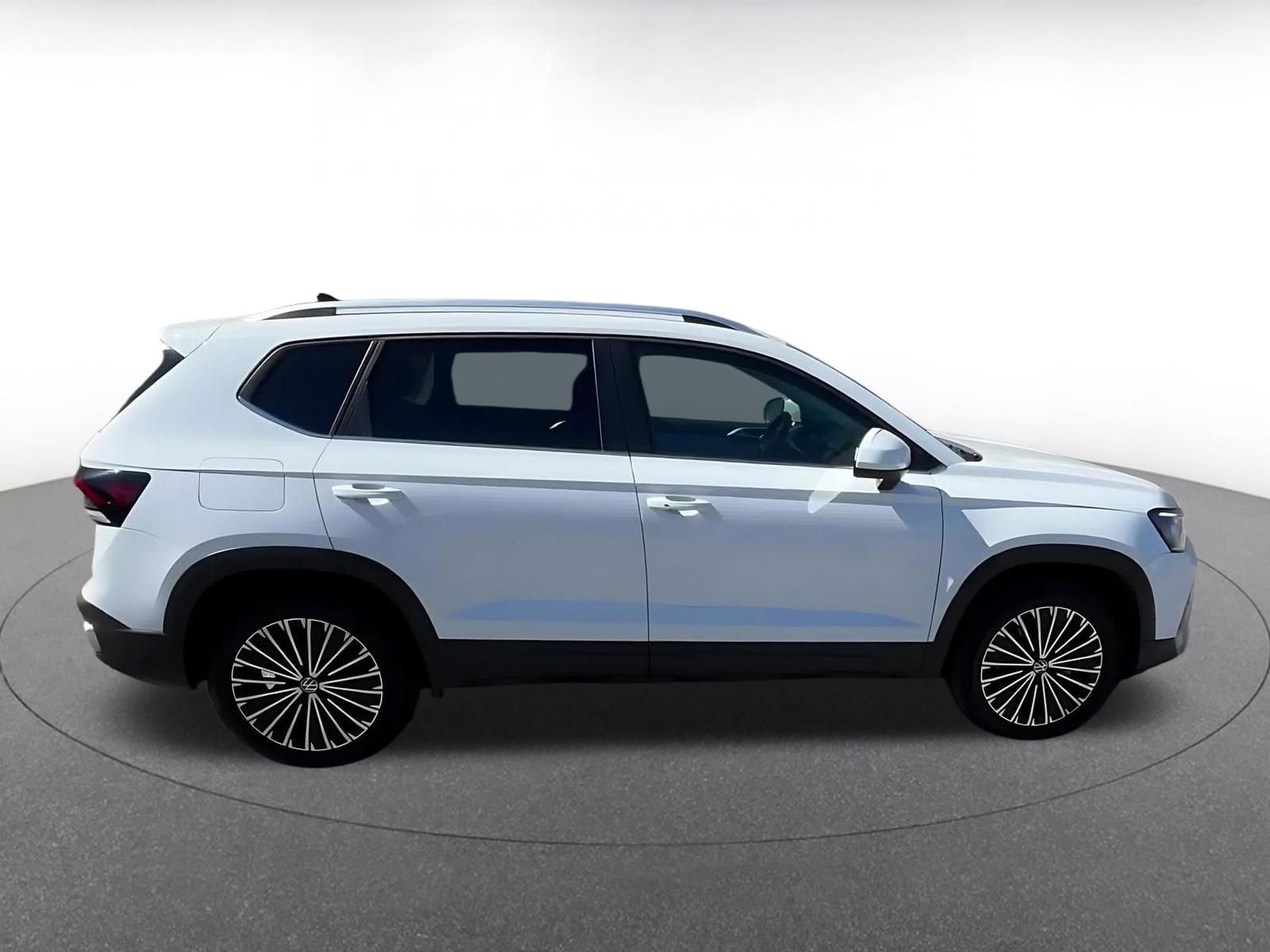 Used 2025 Volkswagen Taos SE FWD image 16