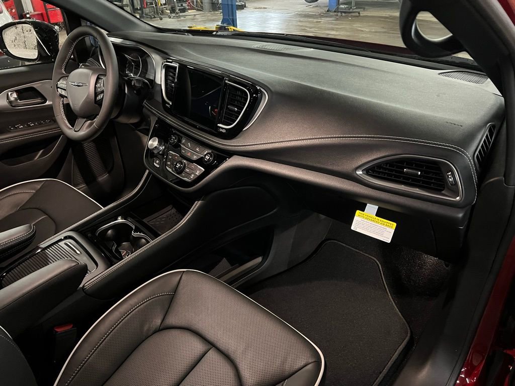 New 2026 Chrysler Pacifica Limited w/ S Appearance Package FWD image 7