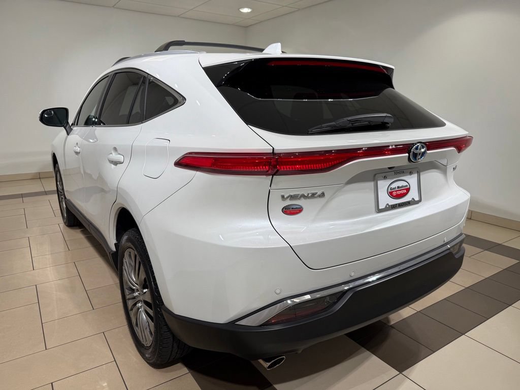Certified 2023 Toyota Venza XLE AWD/4WD image 3