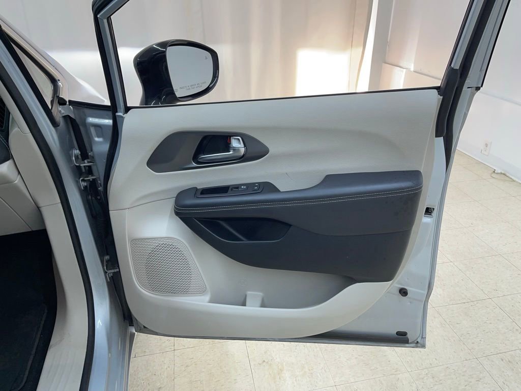 Used 2024 Chrysler Pacifica Select image 10