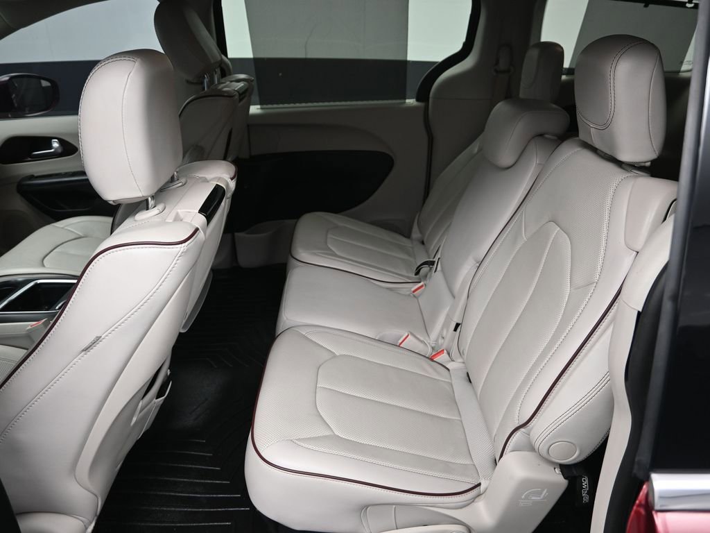 Used 2018 Chrysler Pacifica Limited image 27