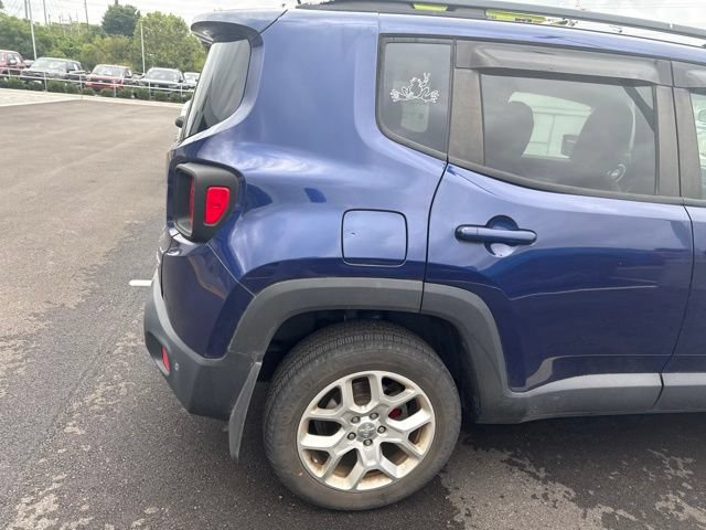 Used 2017 Jeep Renegade Latitude w/ Advanced Technology Group AWD/4WD image 13