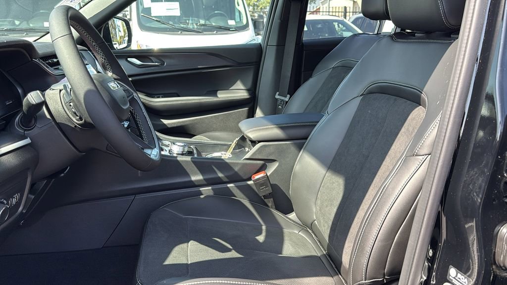 New 2025 Jeep Grand Cherokee Altitude image 18