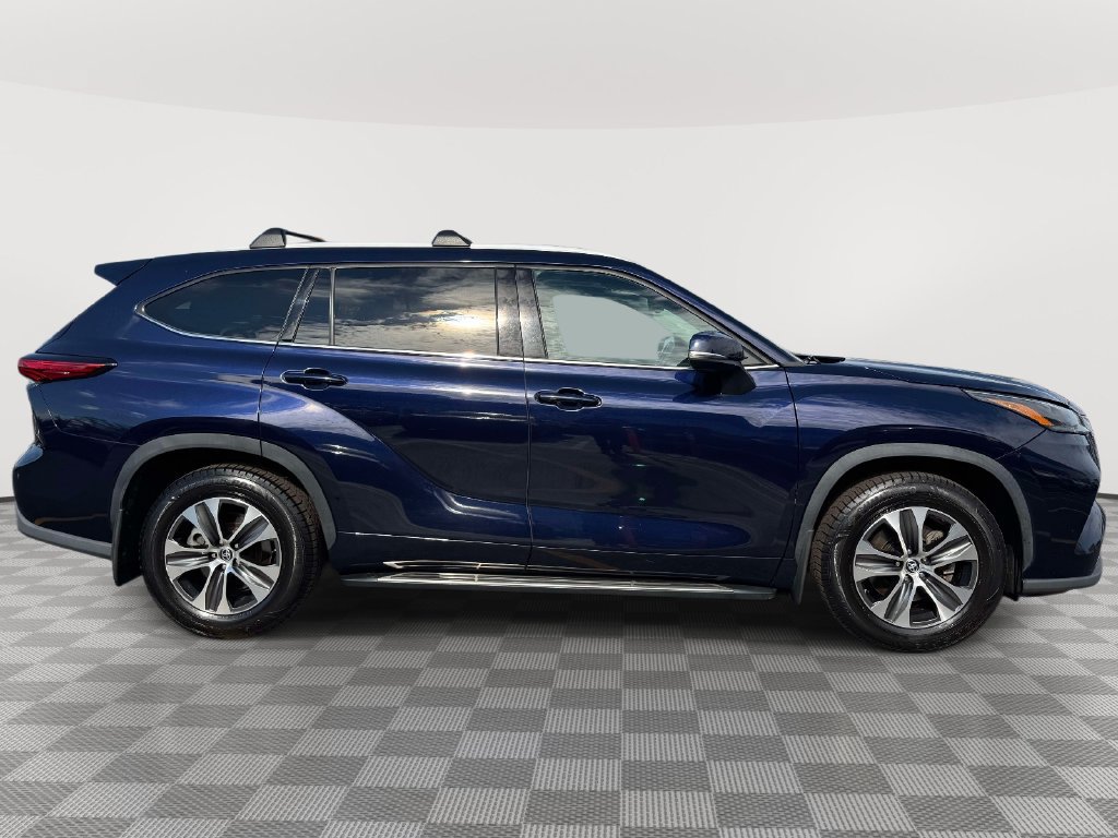Used 2022 Toyota Highlander XLE AWD/4WD image 4