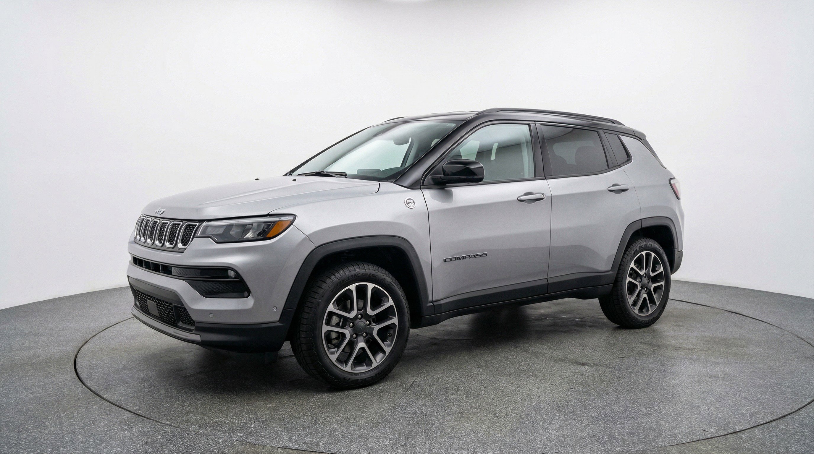 Used 2025 Jeep Compass Trailhawk AWD/4WD image 3