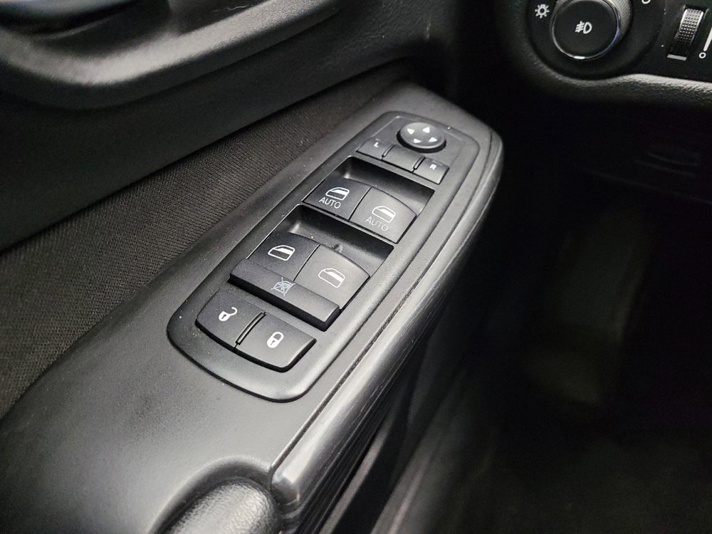 Used 2015 Jeep Cherokee Latitude w/ Cold Weather Group AWD/4WD image 27