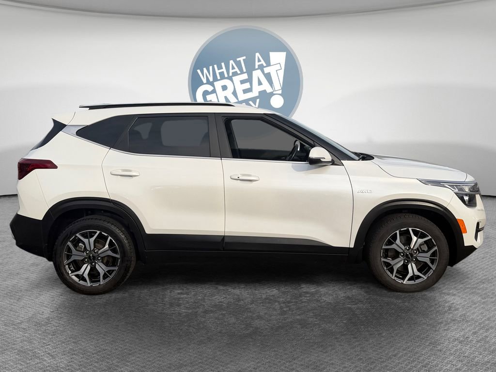 Used 2023 Kia Seltos EX image 2
