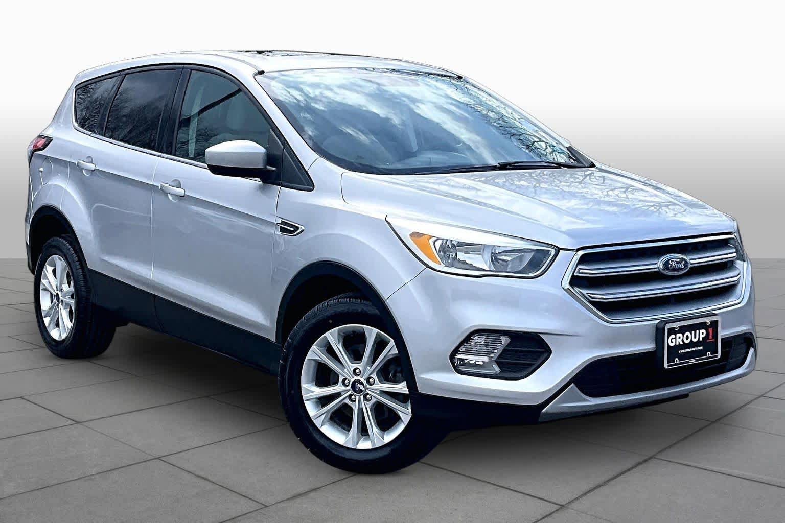 Used 2017 Ford Escape SE w/ SE Cold Weather Package image 3