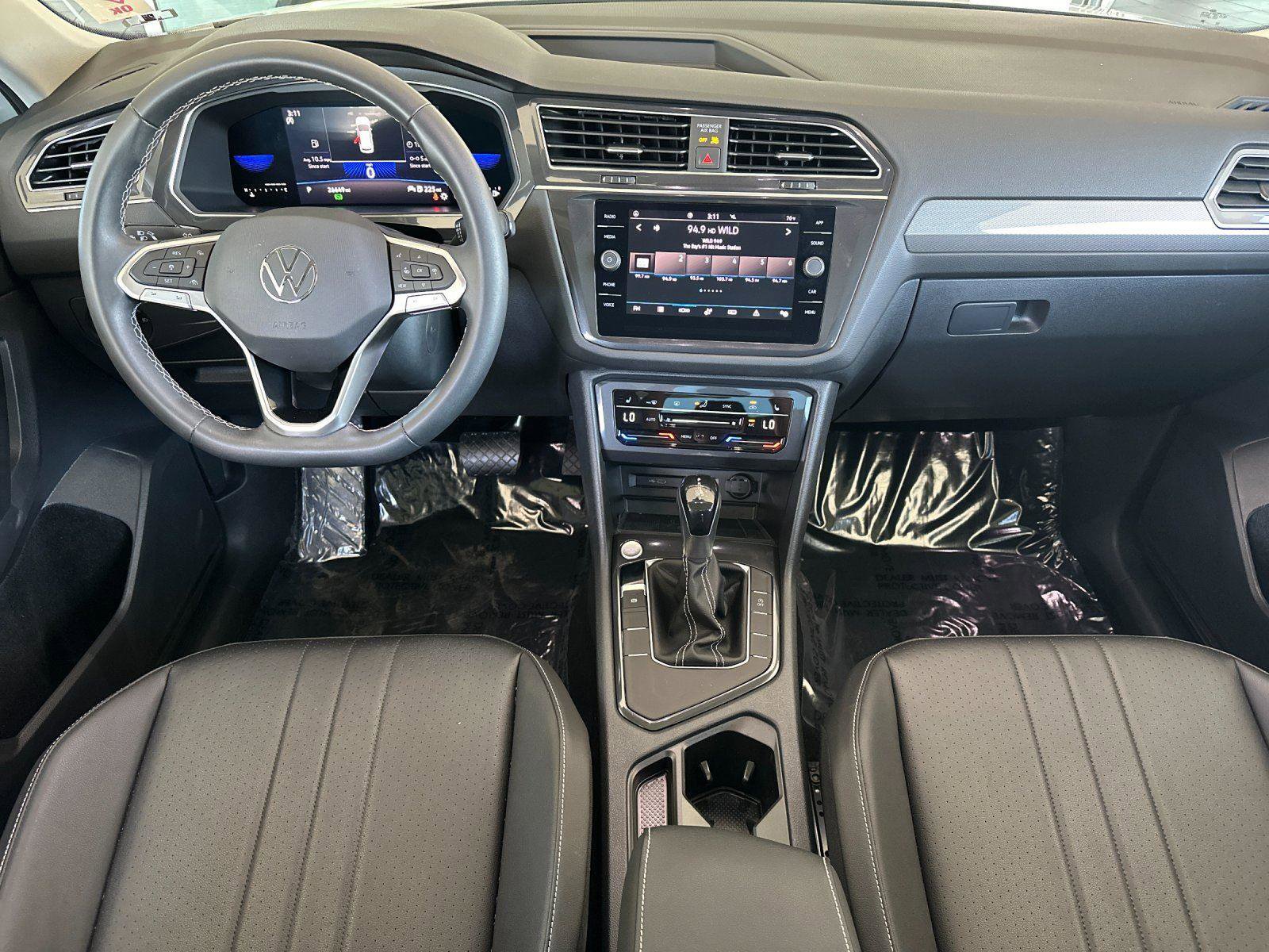 Used 2023 Volkswagen Tiguan SE w/ Panoramic Sunroof Package FWD image 12