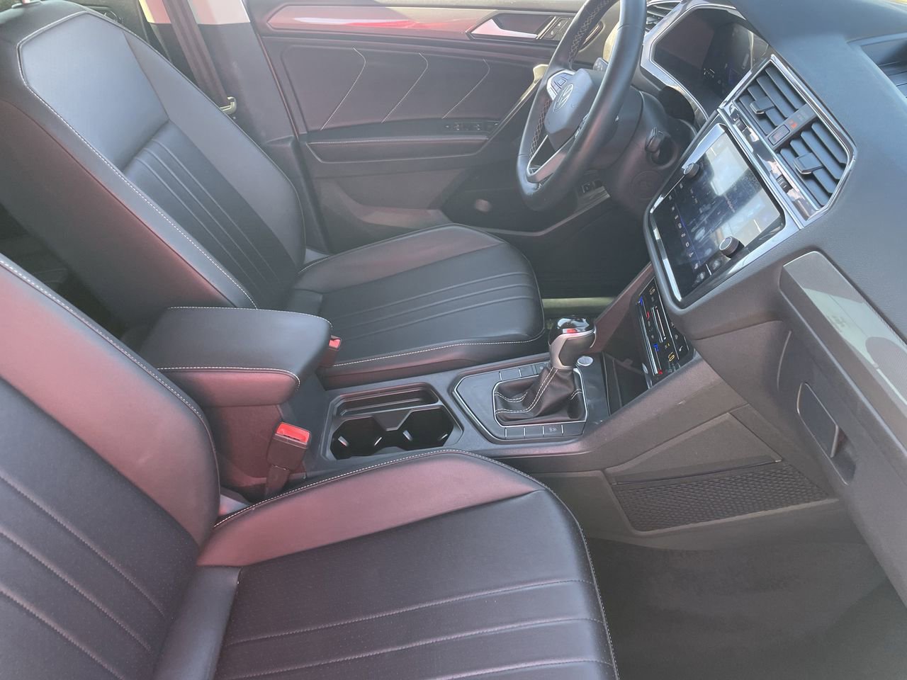 Used 2024 Volkswagen Tiguan SE image 11