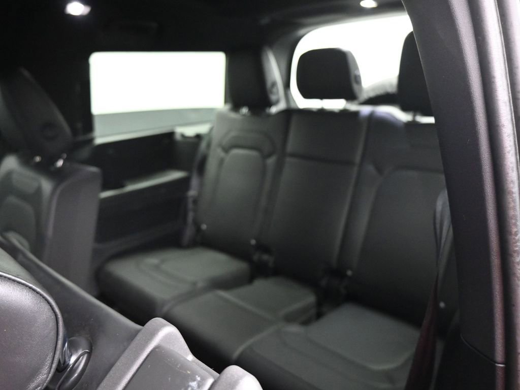 Used 2023 Land Rover Defender 130 X-Dynamic SE image 7