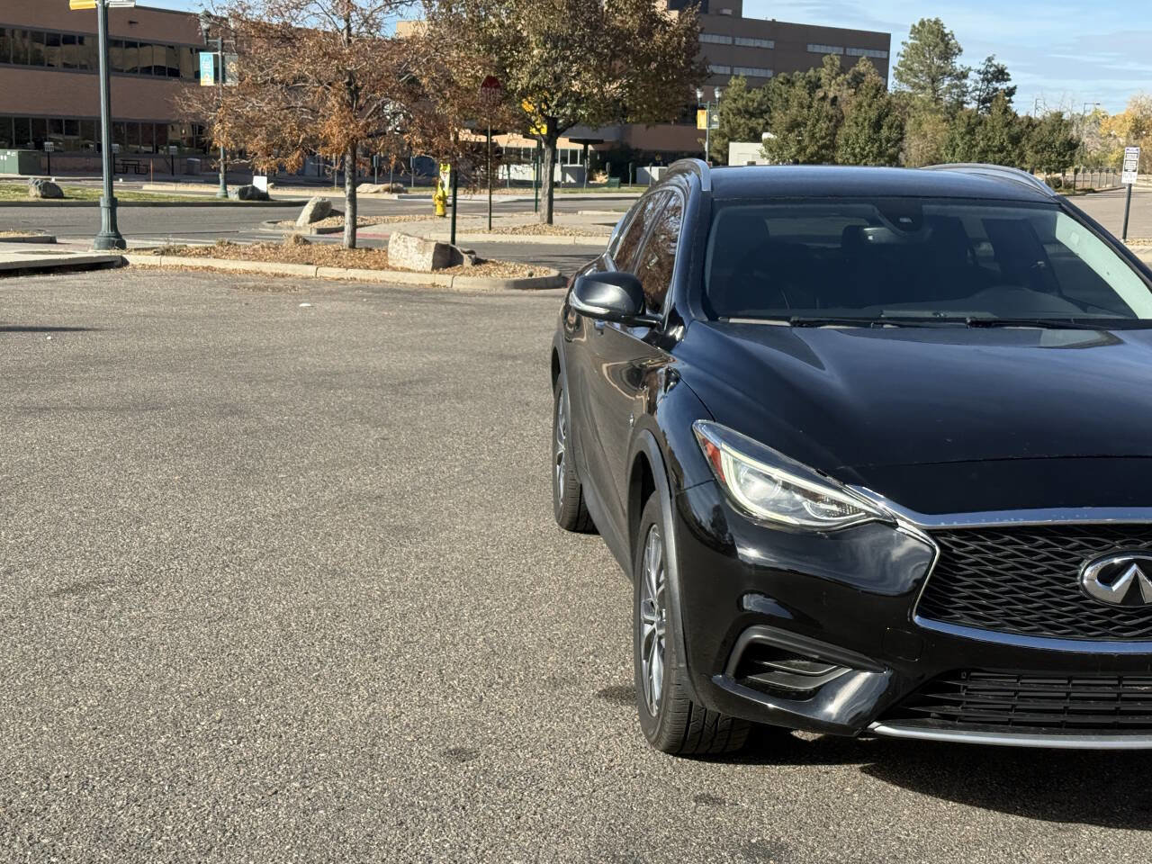 Used 2017 INFINITI QX30 AWD image 4