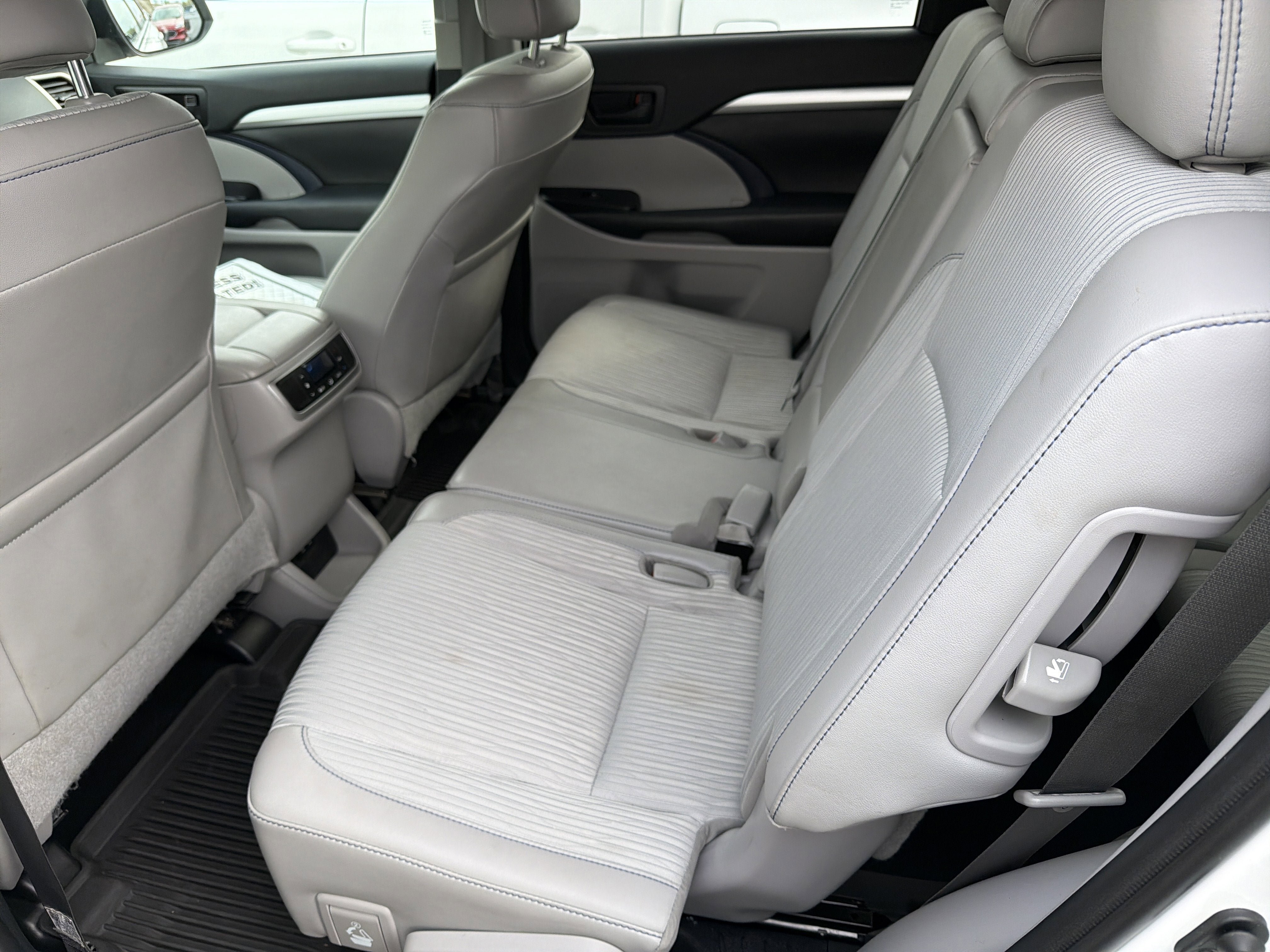 Used 2019 Toyota Highlander Plus AWD/4WD image 22