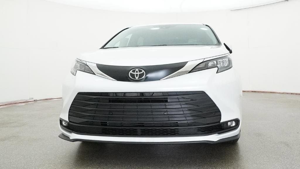 New 2026 Toyota Sienna XLE image 2