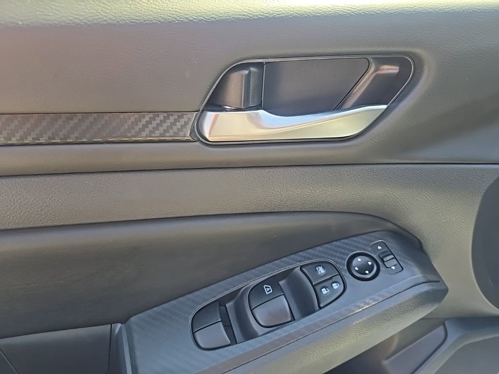 Used 2025 Nissan Altima 2.5 SV FWD image 11