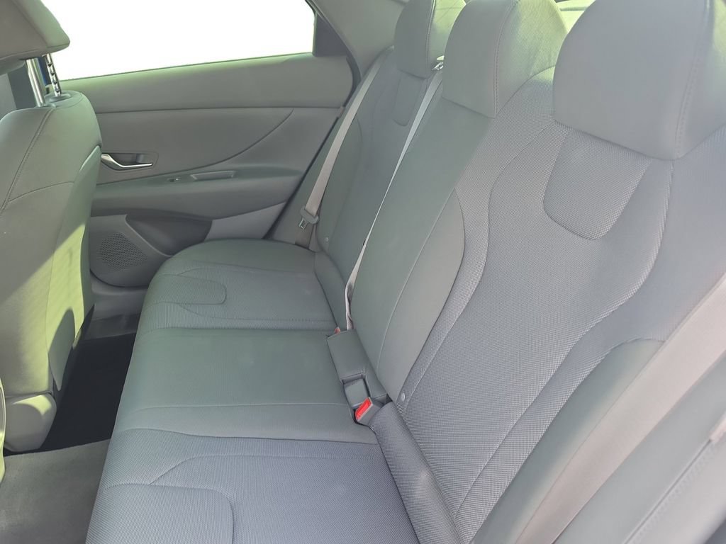 Certified 2025 Hyundai Elantra SE FWD image 16