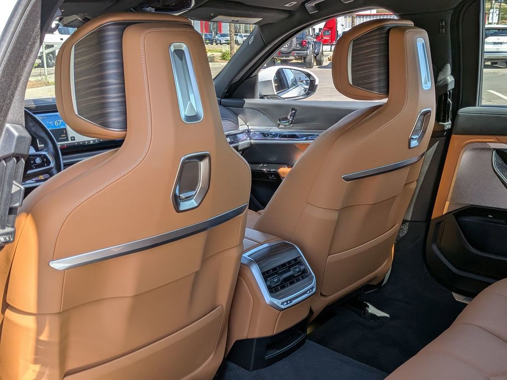 Used 2023 BMW 740i w/ Parking Assistance Package image 10