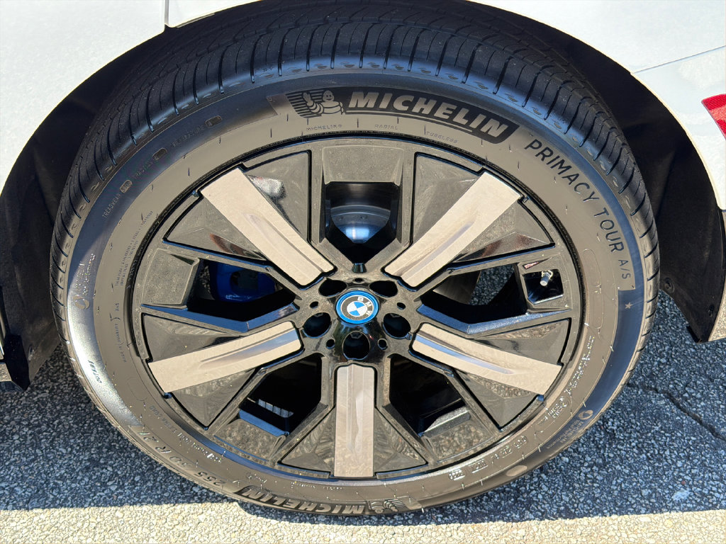 Used 2023 BMW iX xDrive50 w/ Sport Package AWD/4WD image 19