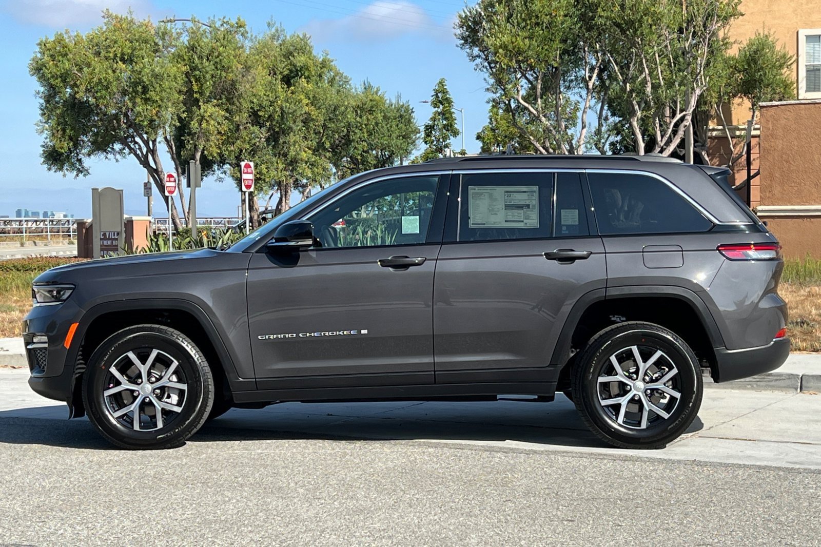 New 2025 Jeep Grand Cherokee Limited image 7