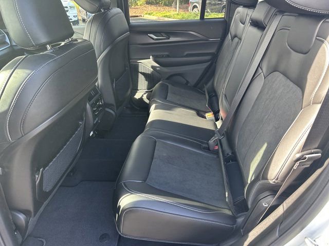 New 2025 Jeep Grand Cherokee Altitude image 19