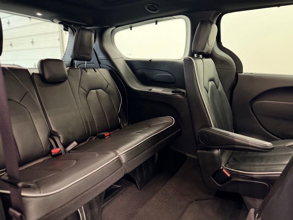 Used 2025 Chrysler Pacifica Limited FWD image 20