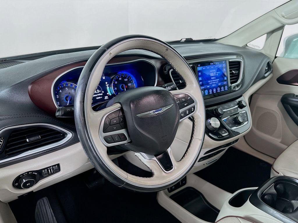 Used 2017 Chrysler Pacifica Limited w/ UConnect Theater Package FWD image 10